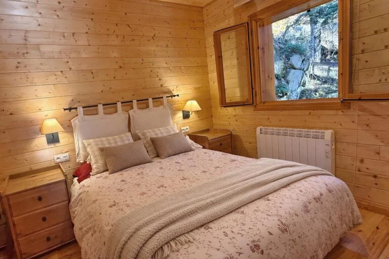 Mountain-style bedroom