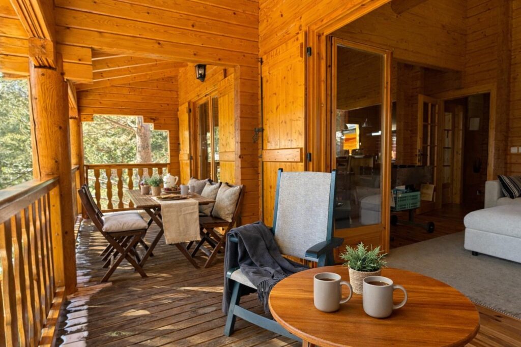 Balcon terrasse en bois face à la forêt – chalet à Puyvalador près de Formiguères